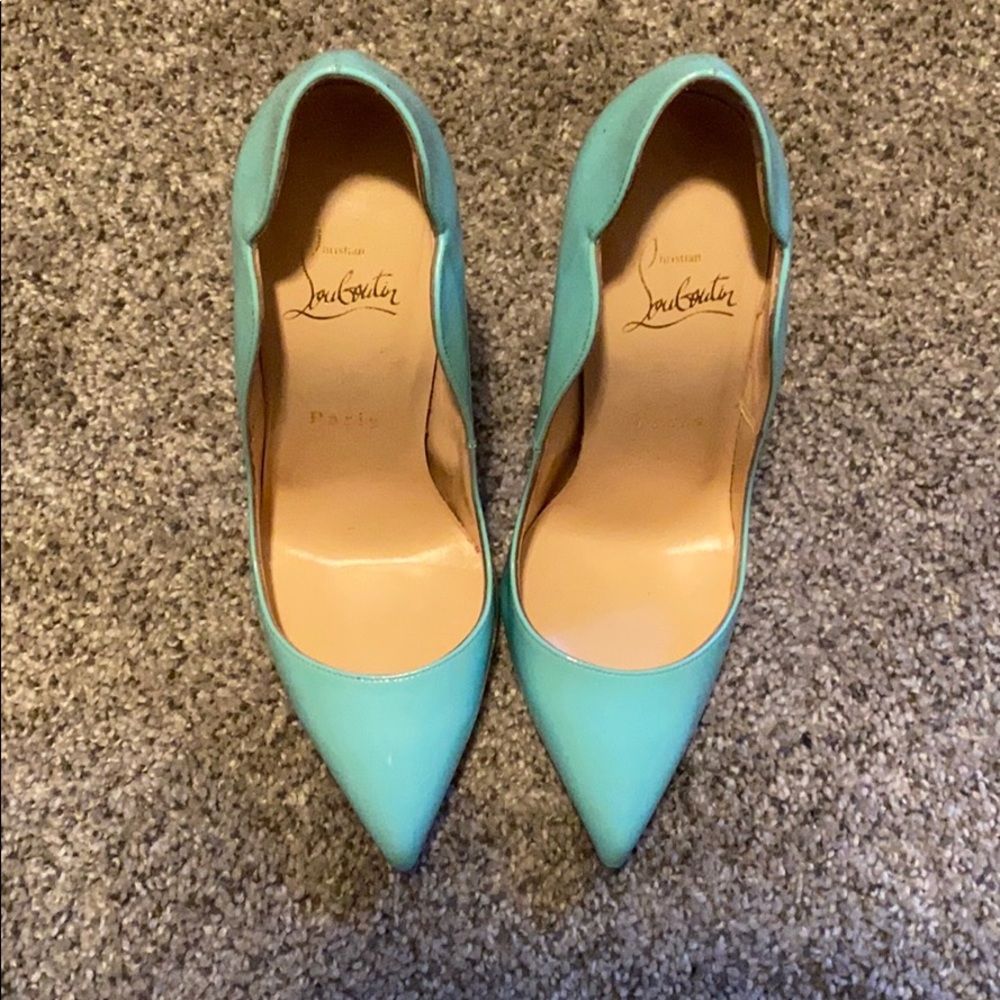 Christian Louboutin  Scallop Pointed pump